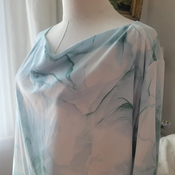 Beautiful Calvin Klein Blouse - Picture 5 of 8